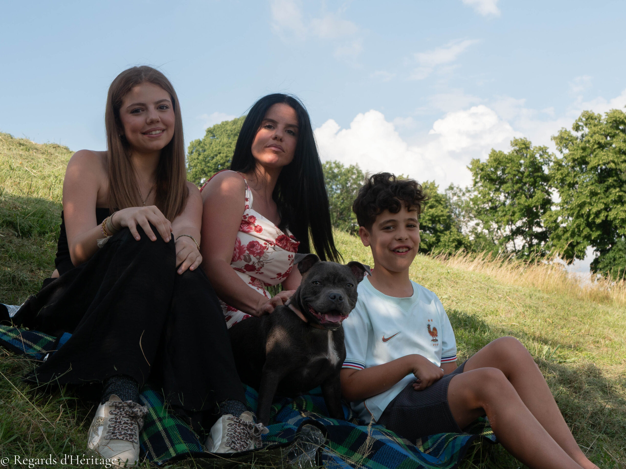Famille et leur chiot staffie assis dans l