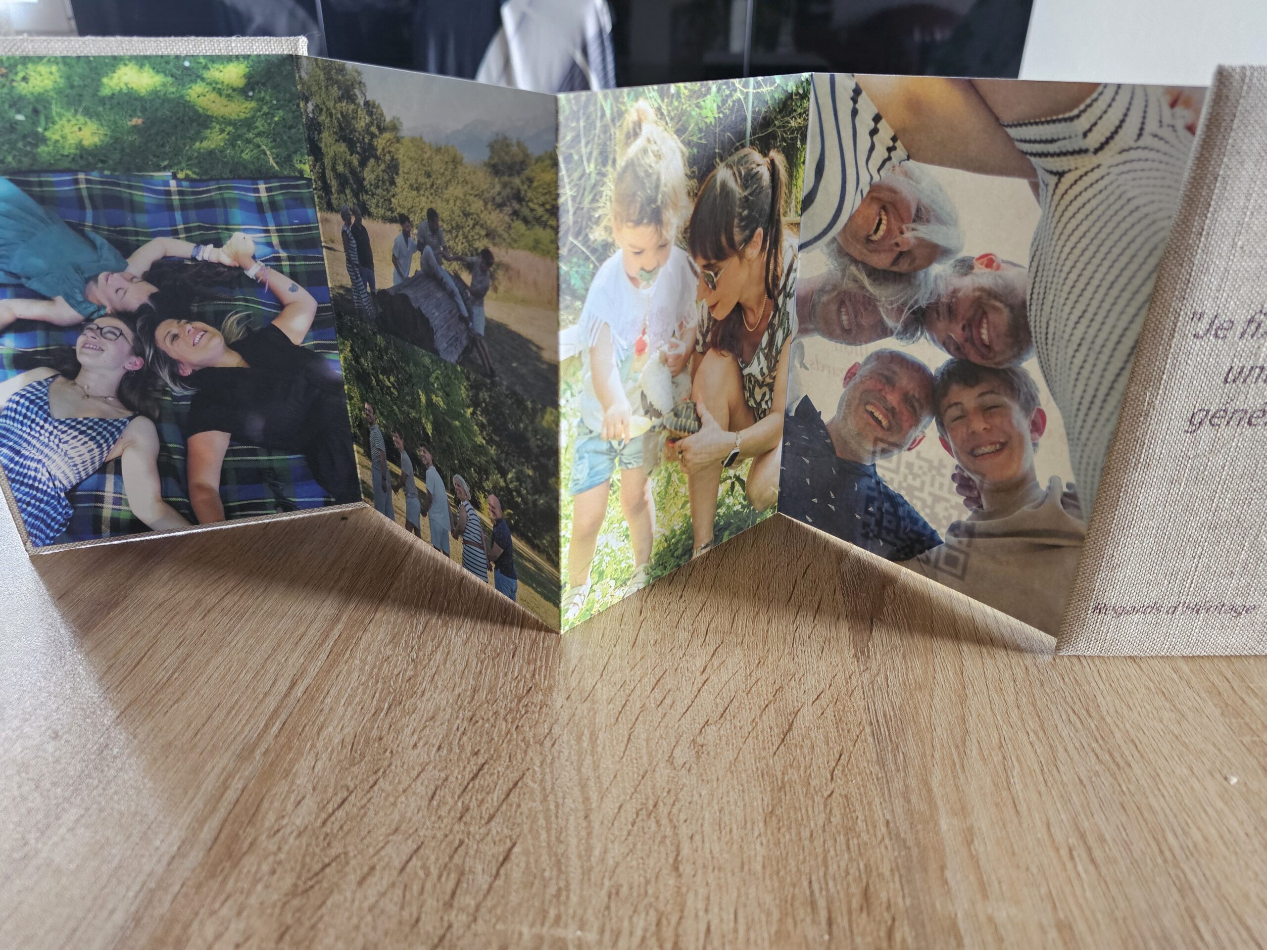 Un leporello photo déplié sur une table