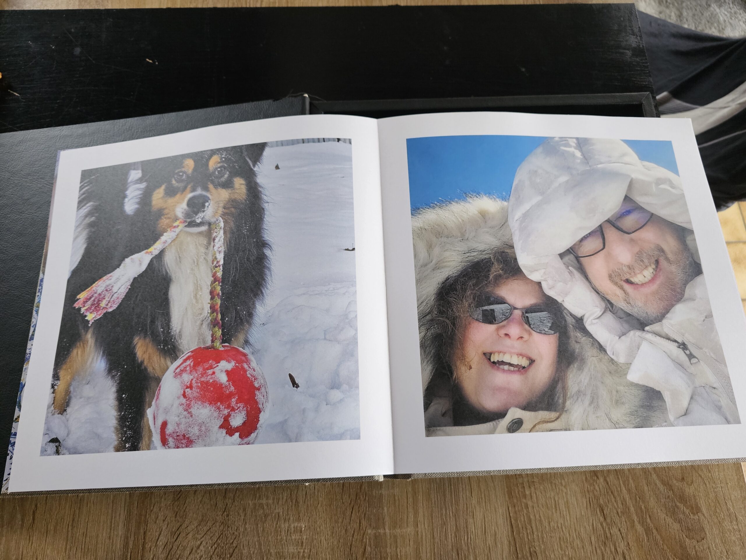 Un album photo de famille ouvert