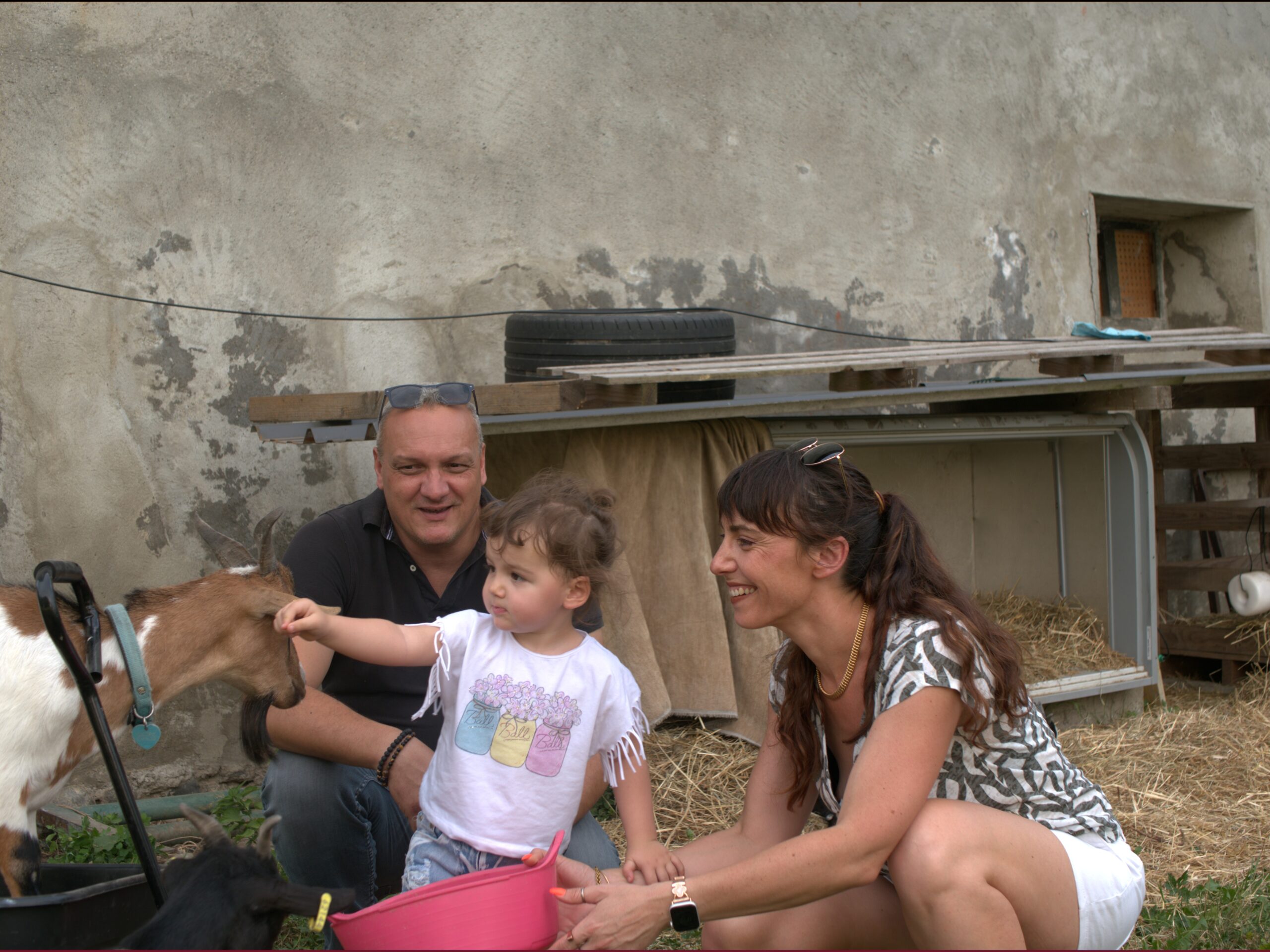Photo de famille à la ferme avant développement : visages dans l