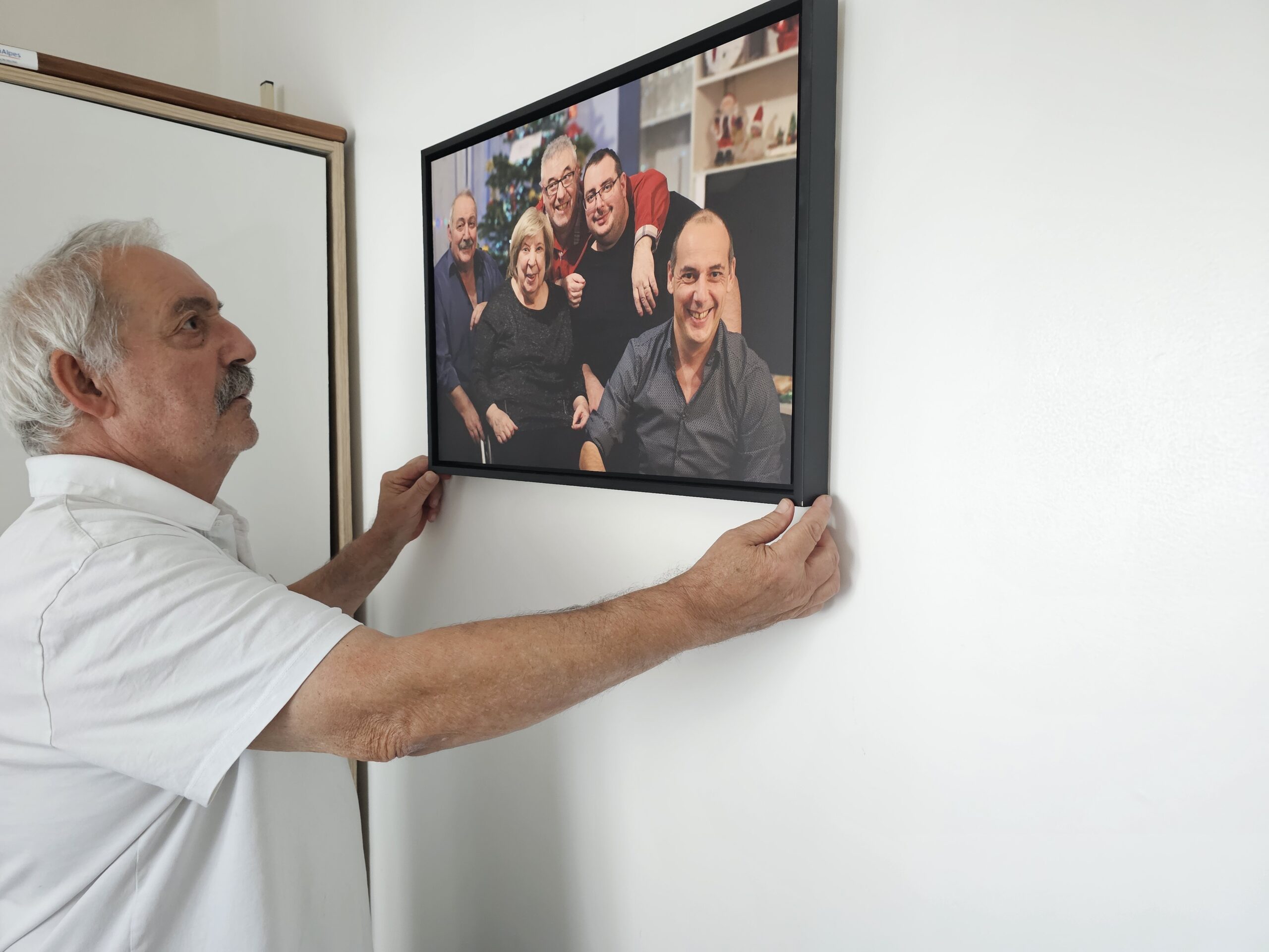 Un tableau photo de famille accroché au mur